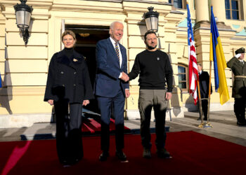 El presidente de Estados Unidos, Joe Biden, junto al presidente de Ucrania, Volodymyr Zelenskyy, en el Palacio de Mariinsky. (Foto: Evan Vucci / Pool / vía AP)