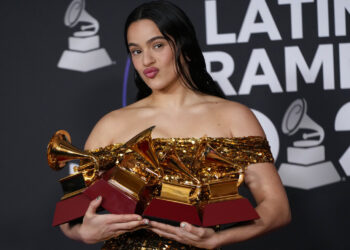 La cantante española Rosalia posa para los fotógrafos de la prensa con sus premios Latin Grammy en la Arena Mandalay Bay Michelob Ultra, el 17 de noviembre de 2022. (AP Foto/John Locher, File)