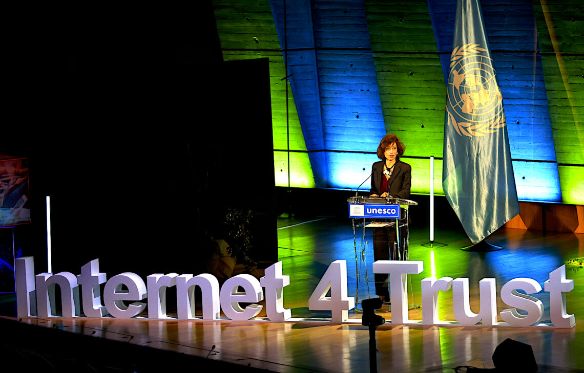 La directora general de la UNESCO, Audrey Azoulay, pronuncia un discurso durante una conferencia sobre las directrices para regular las plataformas digitales, en París. (Foto: Aurelien Morissard | AP)