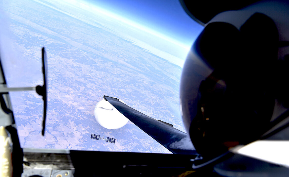 Un piloto de un avión U-2 de la Fuerza Aérea observa un globo espía chino mientras vuela sobre el territorio estadounidense el 3 de febrero de 2023. (Foto: Departamento de Defensa de Estados Unidos, vía AP)