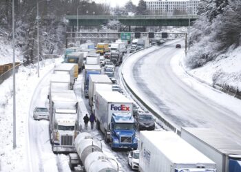 Una enorme hilera de vehículos de todo tipo permanece paralizada en la carretera interestatal 84 debido a la caida de nieve en el noreste de Portland, Oregon, el jueves 23 de febrero de 2023. (Foto: Dave Killen /The Oregonian vía AP)