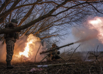 Soldados ucranianos lanzan un cohete hacia posiciones rusas  en Vuhledar. (Foto: Evgeniy Maloletka / AP)