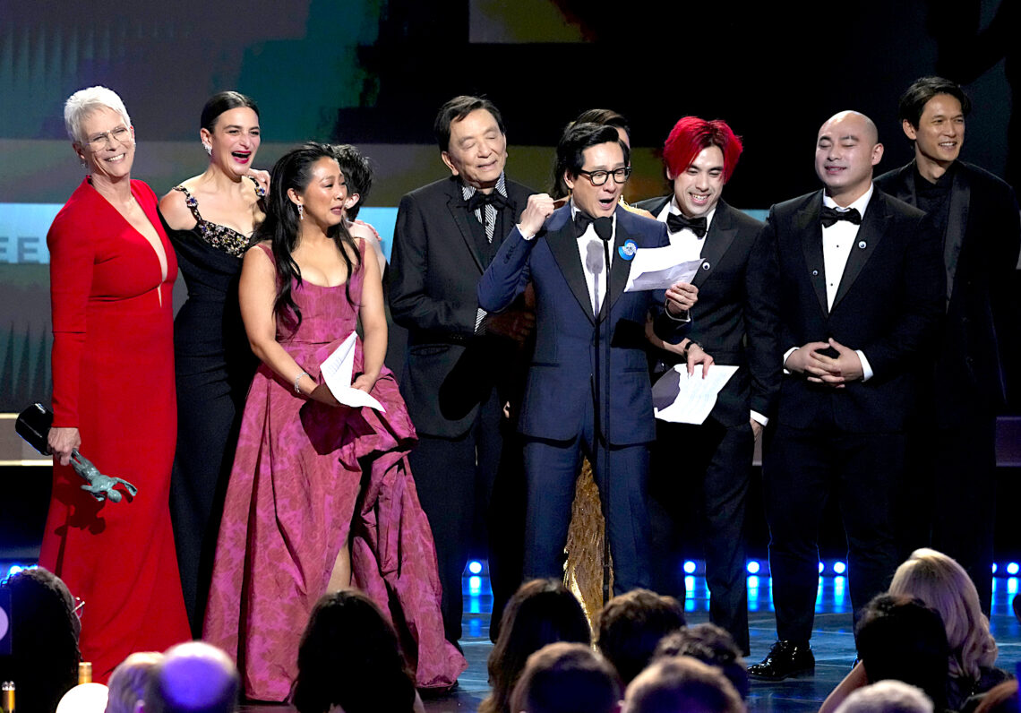 Ke Huy Quan, centro, y miembros del reparto de "Everything Everywhere All at Once" reciben el premio a mejor elenco en la 29a entrega anual de los Premios del Sindicato de Actores de la Pantalla. (Foto: Chris Pizzello | AP)