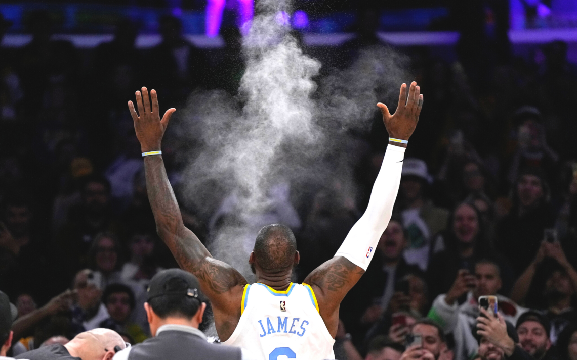 LeBron James arroja polvo al aire antes del inicio del partido de la NBA que enfrentó a su equipo, los Lakers de Los Ángeles, y a los Warriors de Golden State, el 23 de febrero de 2023, en Los Ángeles. (Foto: AP/Mark J. Terrill)