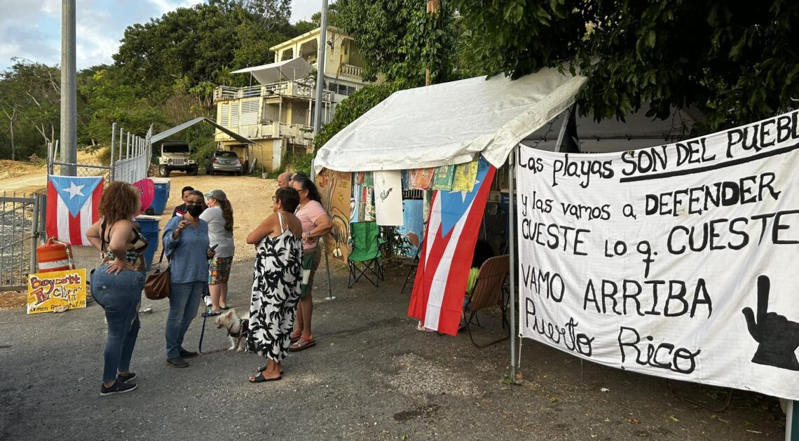 Campamento Pelícano establecido por la comunidad para protestar la construcción en la Cueva Las Golondrinas de Aguadilla. (Foto: Facebook / Mariana Nogales)