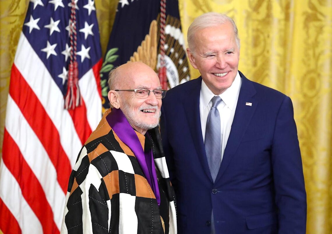 El maestro, Antonio Martorell junto al presidente de los Estados Unidos, Joe Biden. (Foto: Michael Reynolds | EFE)