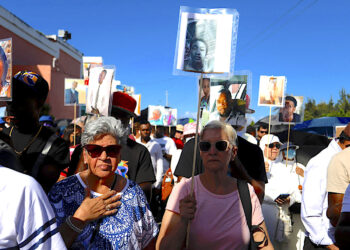 Cientos de personas participan de una procesión desde la Capilla Nuestra Señora del Carmen en Toa Baja, para recordar a los migrantes que se ahogan en el mar al intentar cruzar de manera ilegal a Puerto Rico. (Foto: Thais Llorca | EFE)