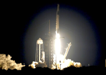 Un cohete Falcon 9 de SpaceX con la cápsula de tripulación Endeavour despega de la plataforma 39A del Centro Espacial Kennedy en Cabo Cañaveral, Florida. (Foto: John Raoux | AP)