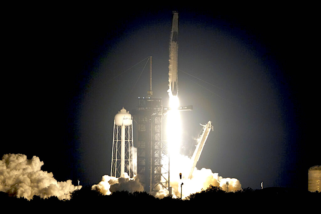 Un cohete Falcon 9 de SpaceX con la cápsula de tripulación Endeavour despega de la plataforma 39A del Centro Espacial Kennedy en Cabo Cañaveral, Florida. (Foto: John Raoux | AP)