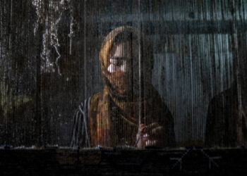 Una mujer afgana teja una alfombra en un fábrica tradicional en Kabul, Afganistán, el 6 de marzo de 2023. (AP Foto/Ebrahim Noroozi)