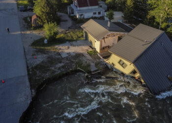 Ruinas de una casa después que la inundación se llevó un camino y un puente en Red Lodge, Montana, 15 de junio de 2022. (Foto: AP/David Goldman, Archivo)