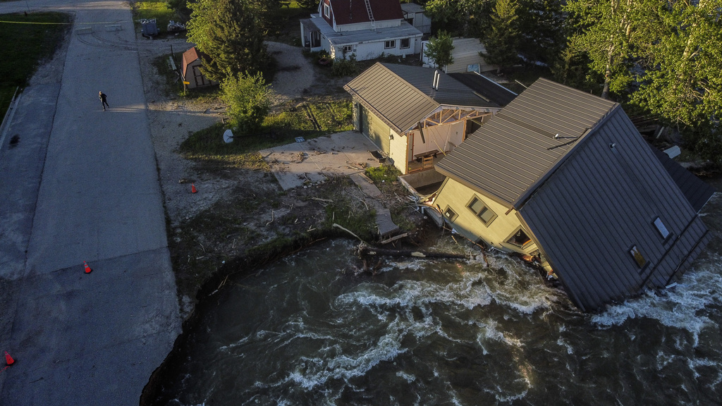 Ruinas de una casa después que la inundación se llevó un camino y un puente en Red Lodge, Montana, 15 de junio de 2022. (Foto: AP/David Goldman, Archivo)
