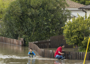 La escena después de las tormentas en Watsonville, California, el 11 de marzo de  2023. (AP foto/Nic Coury)