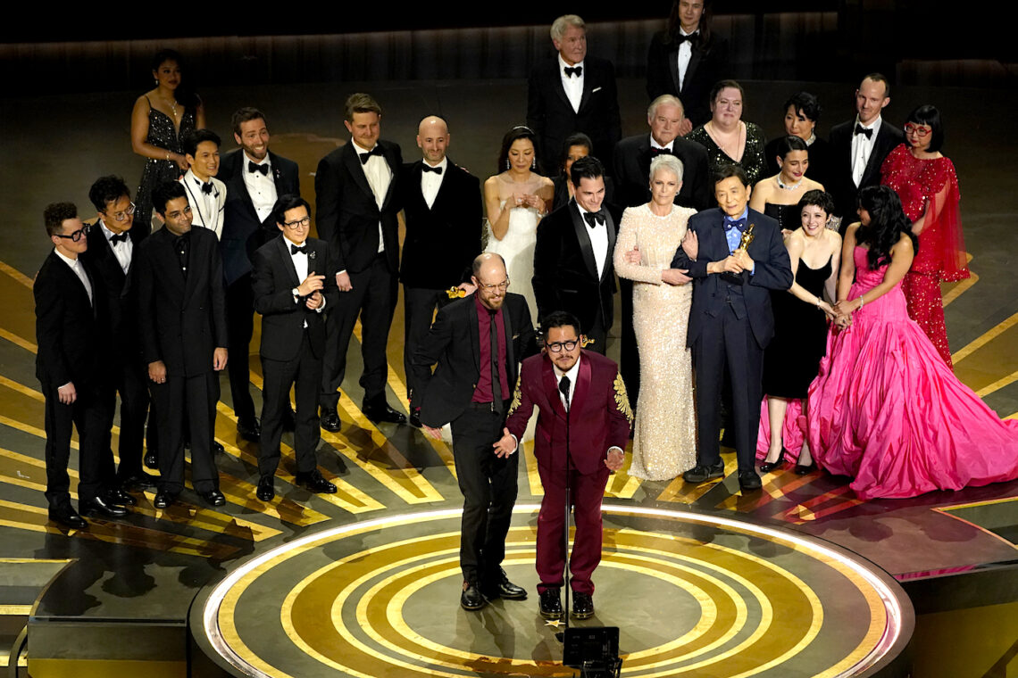 El elenco y el equipo de "Everything Everywhere All at Once" recibe el premio a mejor película en los Oscars 2023. (Foto: Chris Pizzello | AP)