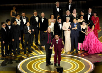 El elenco y el equipo de "Everything Everywhere All at Once" recibe el premio a mejor película en los Oscars 2023. (Foto: Chris Pizzello | AP)