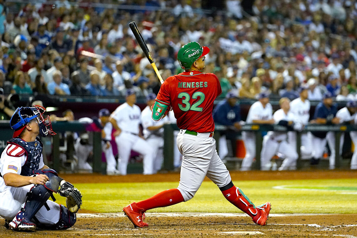 El pelotero mexicano, Joey Meneses, mira su jonrón de tres carreras contra Estados Unidos en el cuarto inning de su juegp del Clásico Mundial de béisbol. (Foto: Godofredo A. Vásquez | AP)