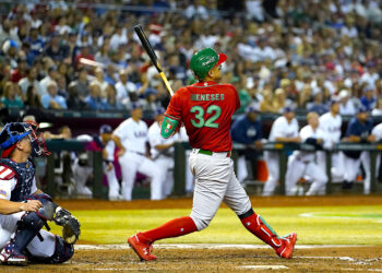 El pelotero mexicano, Joey Meneses, mira su jonrón de tres carreras contra Estados Unidos en el cuarto inning de su juegp del Clásico Mundial de béisbol. (Foto: Godofredo A. Vásquez | AP)