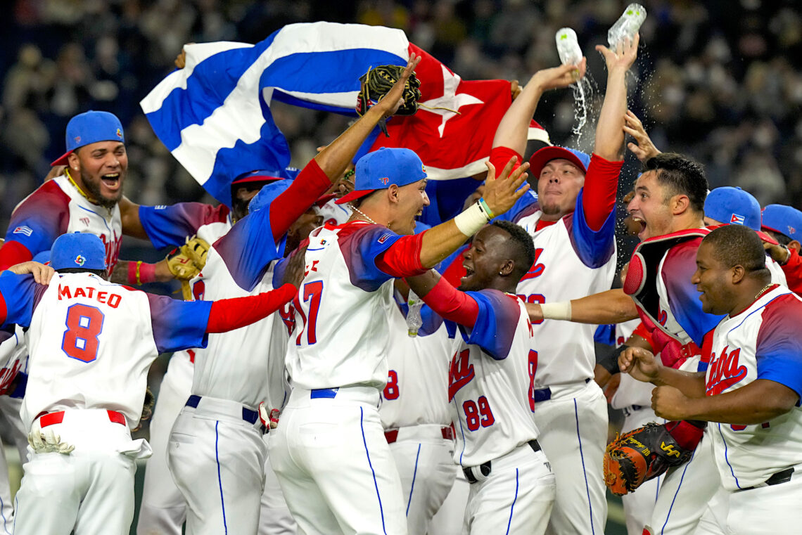 Los jugadores de Cuba celebran la victoria 4-3 ante Australia en los cuartos de final del Clásico Mundial. (Foto: Eugene Hoshiko | AP)