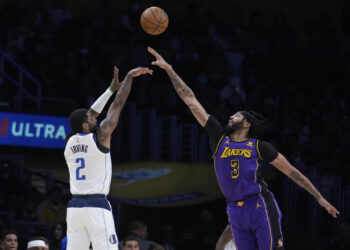 El jugador de los Mavericks de Dallas Kyrie Irving (2) lanza un triple ante Anthony Davis (3), de los Lakers de Los Ángeles, durante la primera mitad del juego de la NBA que enfrentó a ambos equipos, el 17 de marzo de 2023, en Los Ángeles. (AP Foto/Marcio José Sánchez)