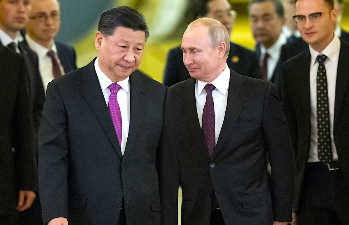 El presidente de China, Xi Jinping y el presidente de Rusia, Vladímir Putin, entran en una sala para reuniones en el Kremlin. (Foto: Alexander Zemlianichenko, Pool, vía AP)