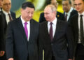 El presidente de China, Xi Jinping y el presidente de Rusia, Vladímir Putin, entran en una sala para reuniones en el Kremlin. (Foto: Alexander Zemlianichenko, Pool, vía AP)