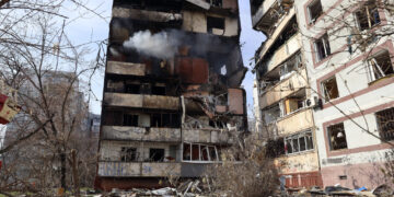 Un edificio de apartamentos después de que un misil ruso lo dañara el miércoles 22 de marzo de 2023 en la ciudad ucraniana de Zaporiyia. (AP Foto/Kateryna Klochko)