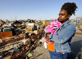 Wonder Bolden carga a su nieta de un año, Journey Bolden, junto a los restos de la casa rodante de su madre, demolida por un tornado, el sábado 25 de marzo de 2023, en Rolling Fork, Mississippi. (Foto: Rogelio V. Solis | AP)