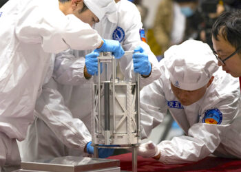 Técnicos pesan muestras lunares recopiladas por el módulo de aterrizaje Chang'e 5. (Foto: Jin Liwang / Xinhua vía AP)