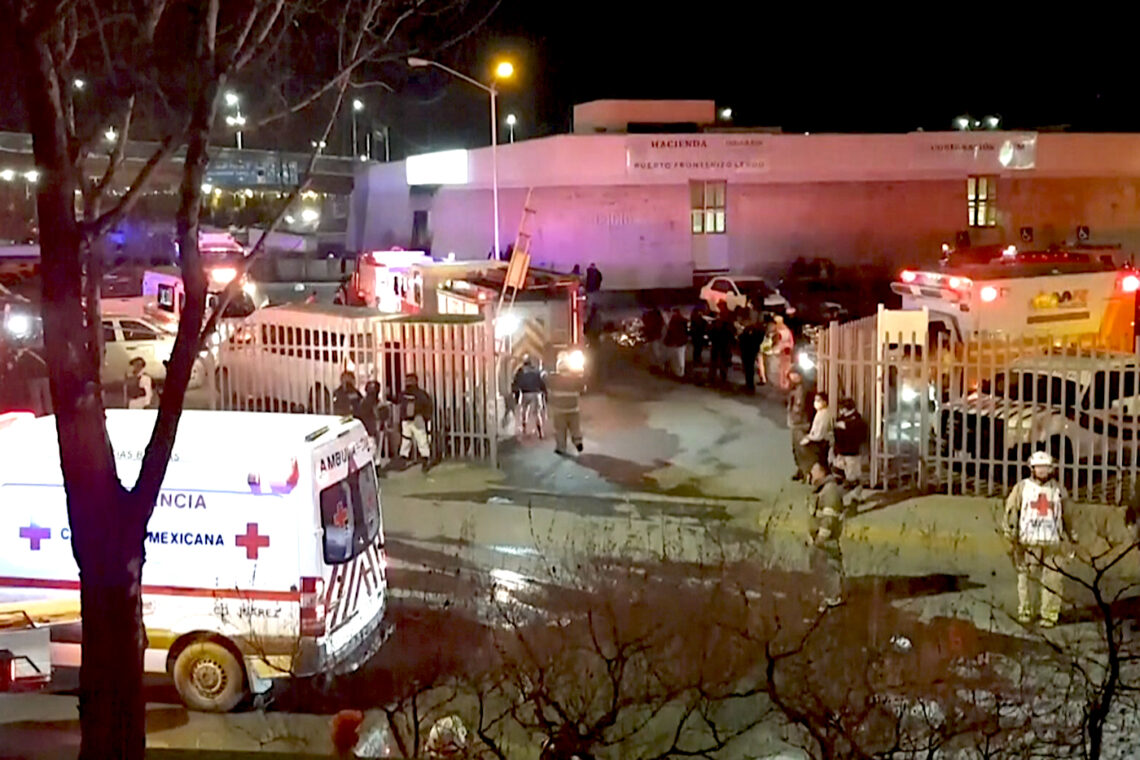 Esta imagen, extraída de un video, muestra ambulancias y equipos de emergencias cerca del centro migratorio en Ciudad Juárez. (Foto: AP)