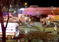 Esta imagen, extraída de un video, muestra ambulancias y equipos de emergencias cerca del centro migratorio en Ciudad Juárez. (Foto: AP)