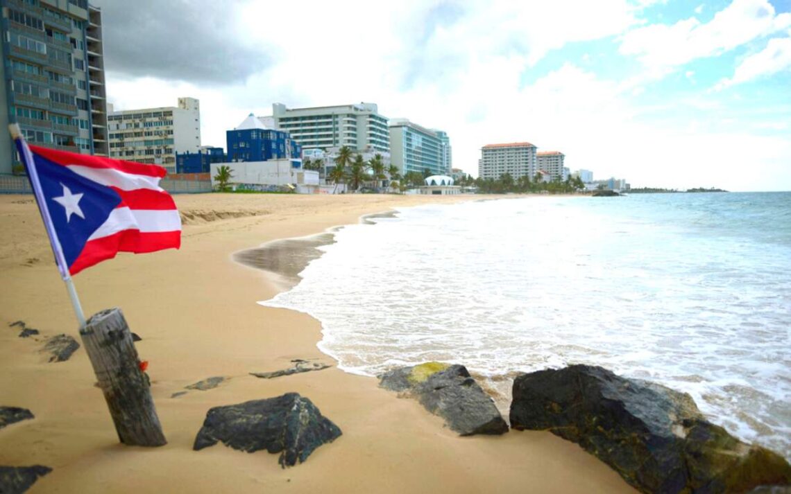 Una bandera de Puerto Rico en Ocean Park, en San Juan, Puerto Rico. (Foto: AP/Carlos Giusti, archivo)