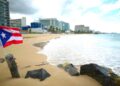 Una bandera de Puerto Rico en Ocean Park, en San Juan, Puerto Rico. (Foto: AP/Carlos Giusti, archivo)