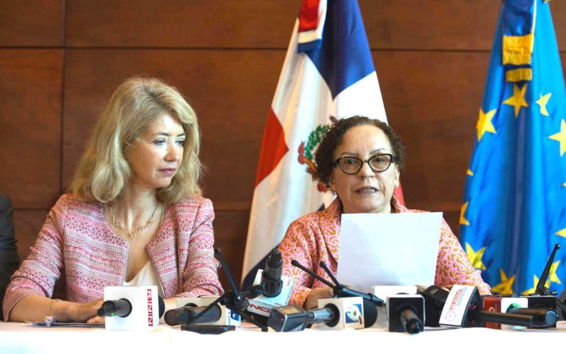 La procuradora general, Miriam Germán Brito (d) y la embajadora de la Unión Europea en República Dominicana, Katja Afheldt. (Foto: EFE/Orlando Barría)