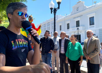 Pedro Julio Serrano en la protesta a favor de la separación de iglesia y estado frente a la Alcaldía de Ponce. (Foto: Michelle Estrada Torres / La Perla del Sur)