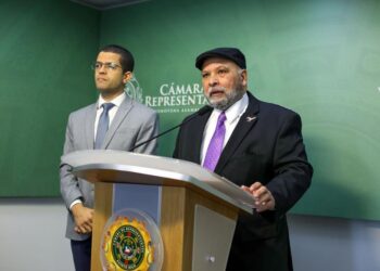 El contrato es una “patente violación a la Ley 17”, plantearon hoy los representantes José Bernardo Márquez y Luis Raúl Torres Cruz.