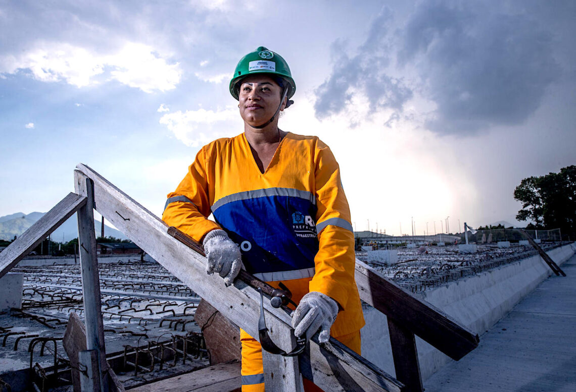 La carpintera Maria Lima Pessoa, de 45 años, posa en las obras de construcción de una terminal de ómnibus en el barrio de Deodoro,  en Río de Janeiro. (Foto: André Coelho | EFE)