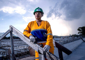 La carpintera Maria Lima Pessoa, de 45 años, posa en las obras de construcción de una terminal de ómnibus en el barrio de Deodoro,  en Río de Janeiro. (Foto: André Coelho | EFE)