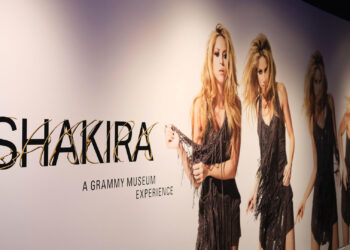 Fotografía del cartel de la exposición "Shakira: The Grammy Museum Experience". (Foto: EFE / Guillermo Azábal)