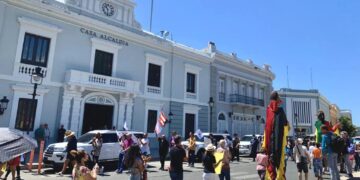 Manifestantes del Colegio de Actores de PR y de la comunidad LBGTTIQ+ en la linea de piquete frente a la Casa Alcaldía. (Foto: Michelle Estrada Torres)