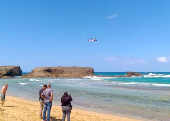 Búsqueda en la playa Caracoles de Arecibo. (Foto: Facebook / AEMEAD)