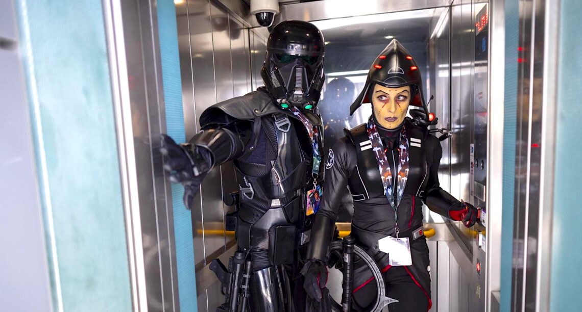 Participantes del Star Wars Celebration Europe 2023 en Londres. (Foto: EFE / EPA / Tolga Akmen)