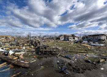 Decenas de construcciones arrasadas o dañadas tras el paso de un tornado nocturno en Sullivan, Indiana, el sábado 1 de abril de 2023. Se reportaron múltiples muertes en la zona después de la tormenta. (AP Foto/Doug McSchooler)