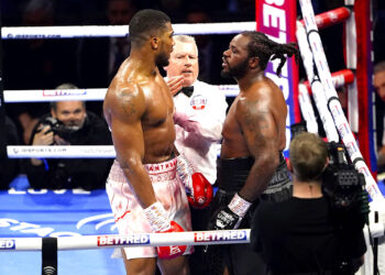 Anthony Joshua (izquierda) y Jermaine Franklin se encaran en un combate de la división de los pesados, realizado el sábado 1 de abril de 2023 en Londres (Foto: Zac Goodwin / PA via AP)