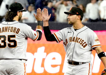 Brandon Crawford, de los Gigantes de San Francisco, Saluda a Michael Conforto. (Foto: AP / Mary Altaffer)
