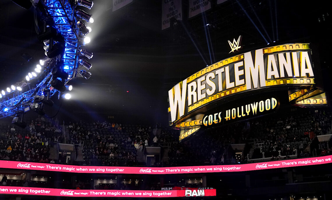 Un cartel de WrestleMania cuelga sobre la multitud durante un evento de WWE el lunes, 6 de marzo de 2023 en Boston. (Foto: Charles Krupa | AP)