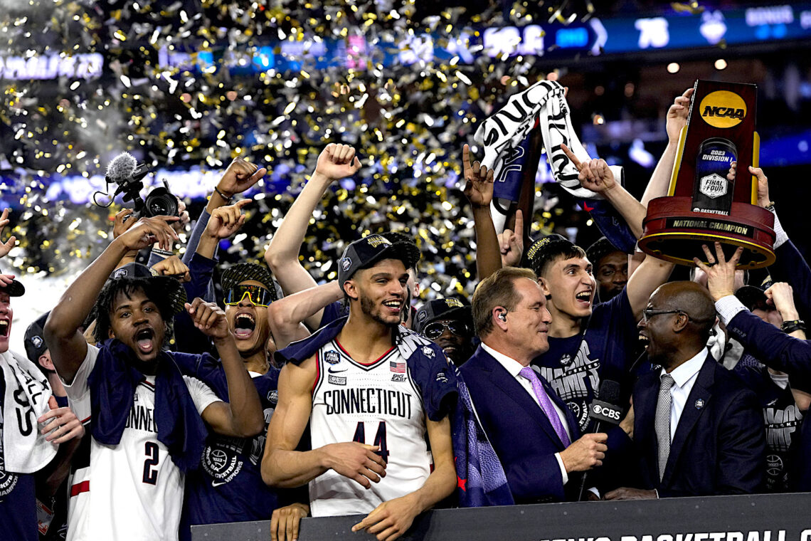 Connecticut celebra después de ganarle a San Diego State durante la final nacional de baloncesto colegial, en el Torneo NCAA el lunes 3 de abril de 2023, en Houston. (Foto: David J. Phillip | AP)