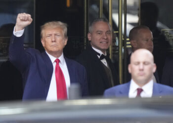 El expresidente Donald Trump sale de la Trump Tower en Nueva York, el martes 4 de abril de 2023. (Foto AP/Bryan Woolston)