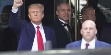 El expresidente Donald Trump sale de la Trump Tower en Nueva York, el martes 4 de abril de 2023. (Foto AP/Bryan Woolston)