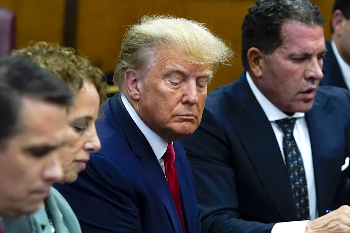 El expresidente de los Estados Unidos, Donald Trump, durante su audiencia en el tribunal de Manhattan, Nueva York, el martes 4 de abril de 2023. (Foto: Timothy A. Clary / Pool via AP)