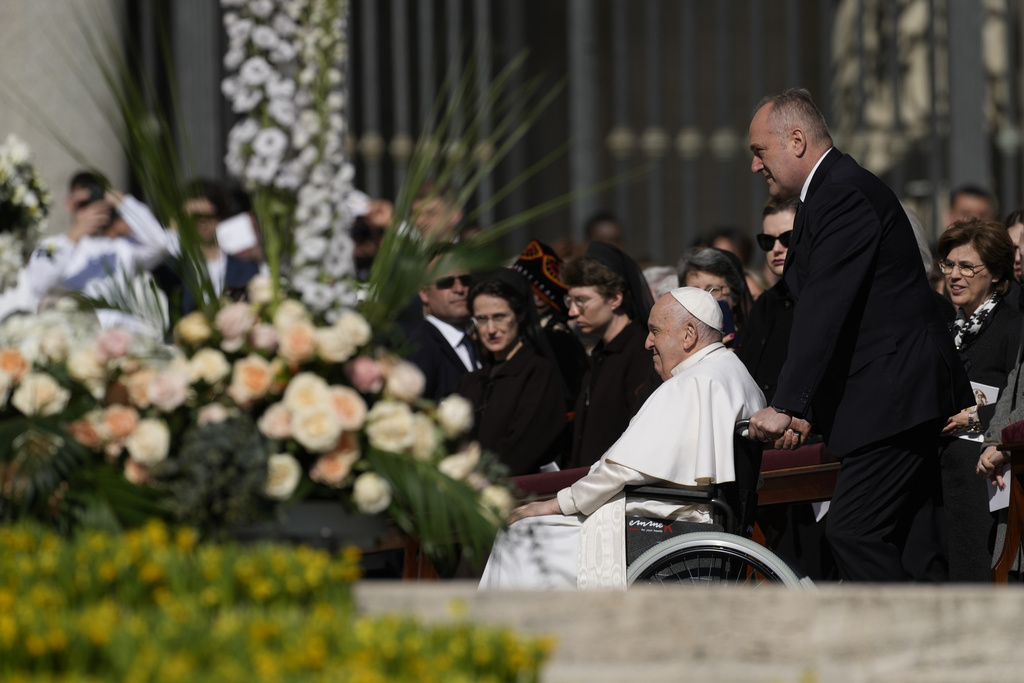 El papa Francisco llega en una silla de ruedas en la Plaza de San Pedro en el Vaticano, donde celebrará la misa del Domingo de Resurrección, el domingo 9 de abril de 2023. (Foto: AP/Alessandra Tarantino)